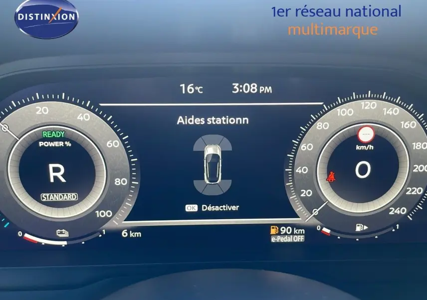 Tableau de bord numérique du Nissan Qashqai 2025 montrant l'aide au stationnement et la vitesse à 0 km/h.