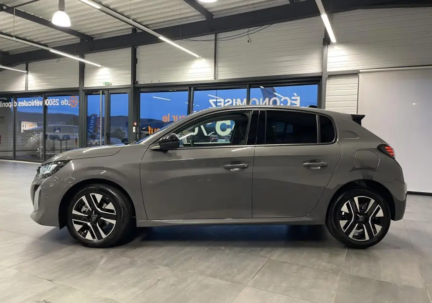 Peugeot 208 gris selenium vue de profil côté gauche, jantes alliage bi-tons et poignées couleur carrosserie.