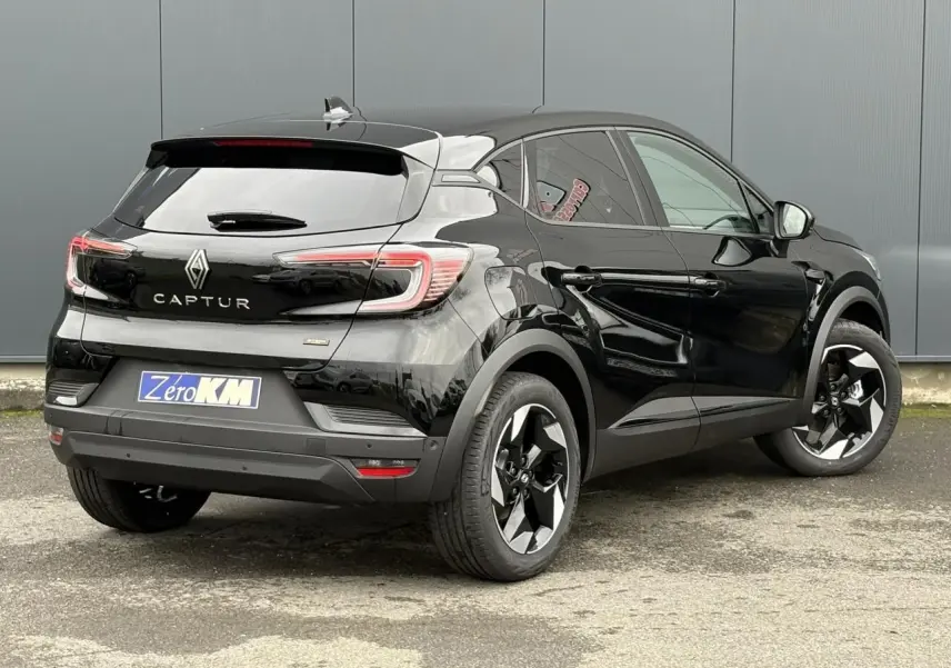 Vue 3/4 arrière droite du Renault Captur noir étoilé avec jantes aluminium 18 pouces et détails noirs brillants.