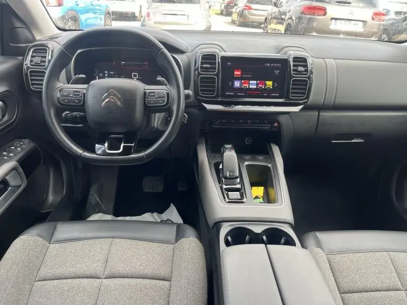 Vue intérieure du poste de conduite du Citroën C5 Aircross 2020 avec volant cuir et écran tactile central.