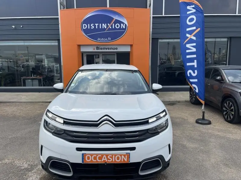 Vue frontale d'une Citroën C5 Aircross blanc banquise avec calandre distinctive et plaque "OCCASION" orange.