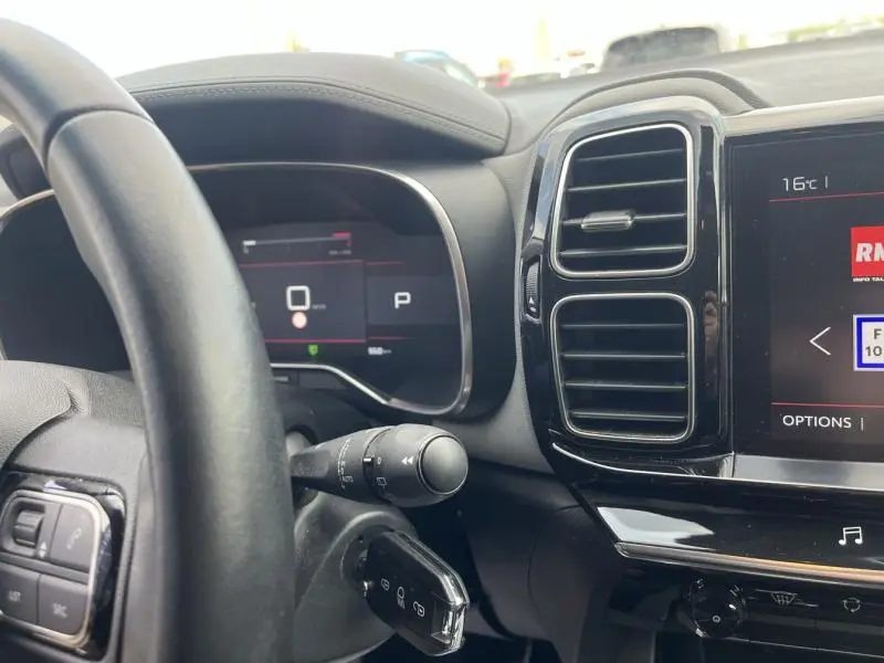 Vue intérieure du tableau de bord noir du Citroën C5 Aircross 2020 avec écran tactile et volant multifonction.