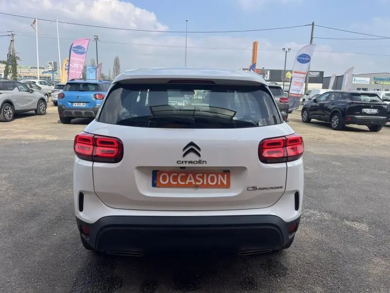 Vue arrière d'un Citroën C5 Aircross blanc Banquise avec feux arrière LED et plaque d'immatriculation "OCCASION" visible.