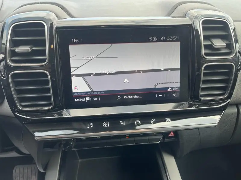 Vue rapprochée de la console centrale noire avec écran tactile affichant la navigation du Citroën C5 Aircross Blanc Banquise.