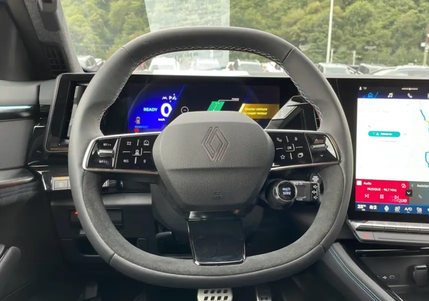 Vue intérieure centrée sur le volant du Renault Austral New 200 Esprit Alpine 2025 avec tableau de bord numérique et écran tactile.