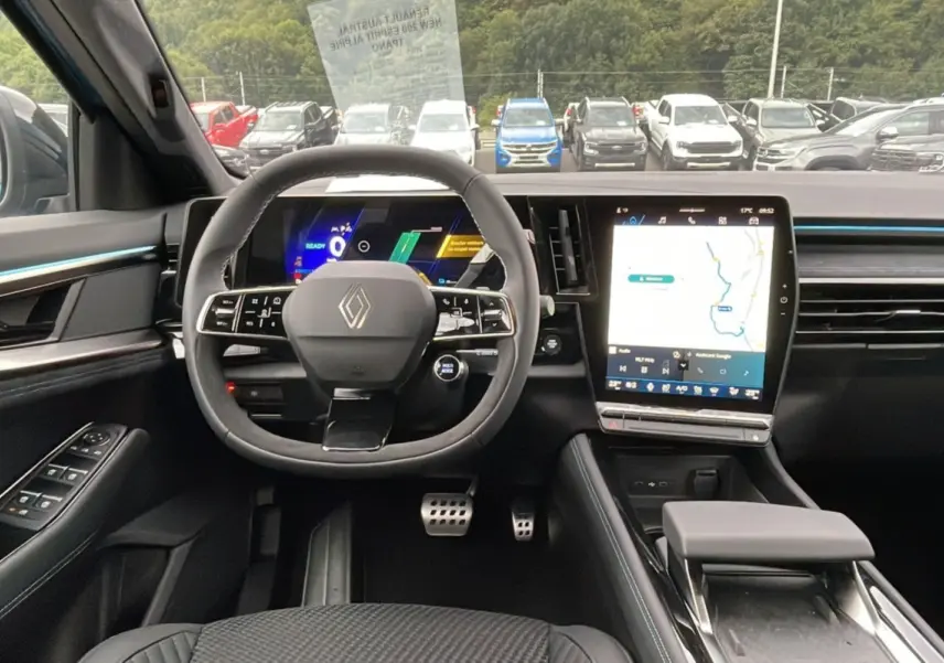 Intérieur du Renault Austral New 200 Esprit Alpine 2025, vue frontale du poste de conduite avec écran tactile et volant multifonction.