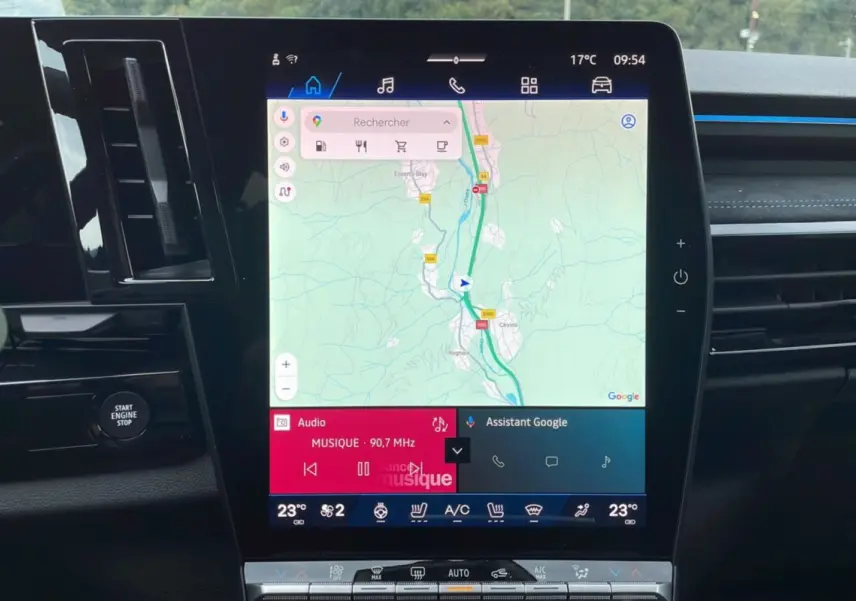 Écran tactile central du tableau de bord du Renault Austral bleu outremer, affichant la navigation et les commandes multimédia.