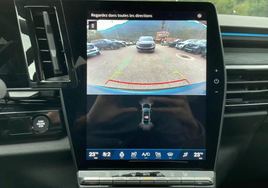 Vue de la caméra de recul affichée sur l'écran central du Renault Austral bleu outremer, version New 200 Esprit Alpine.