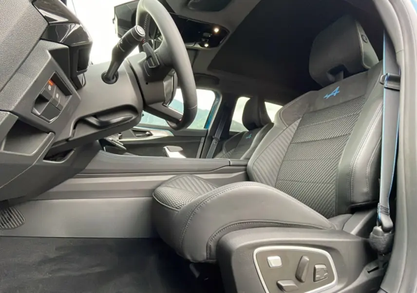 Vue intérieure côté conducteur du Renault Austral New 200 Esprit Alpine 2025 avec sièges en cuir noir et surpiqûres bleues.
