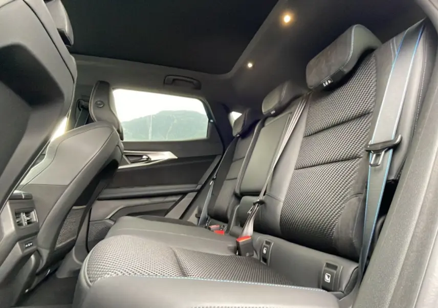 Vue intérieure arrière droite des sièges en cuir noir avec surpiqûres bleues du Renault Austral New 200 Esprit Alpine 2025.