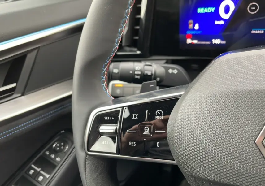 Détail du volant avec commandes intégrées et tableau de bord numérique du Renault Austral New 200 Esprit Alpine 2025.