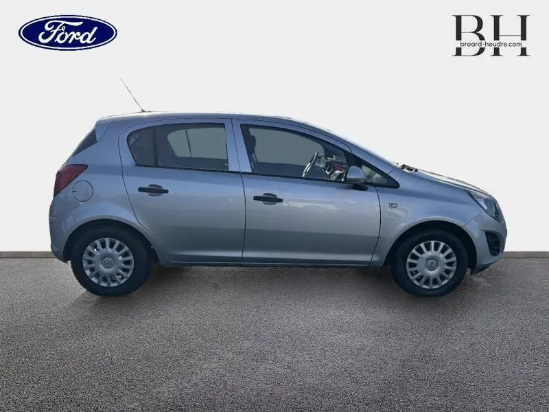 Profil côté droit d'une Opel Corsa gris minéral de 2014, compacte et cinq portes, sur fond neutre.