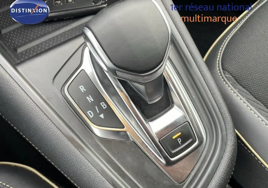 Gros plan sur la commande de boîte automatique noire du Renault Symbioz E-Tech Full Hybrid 145ch Iconic.