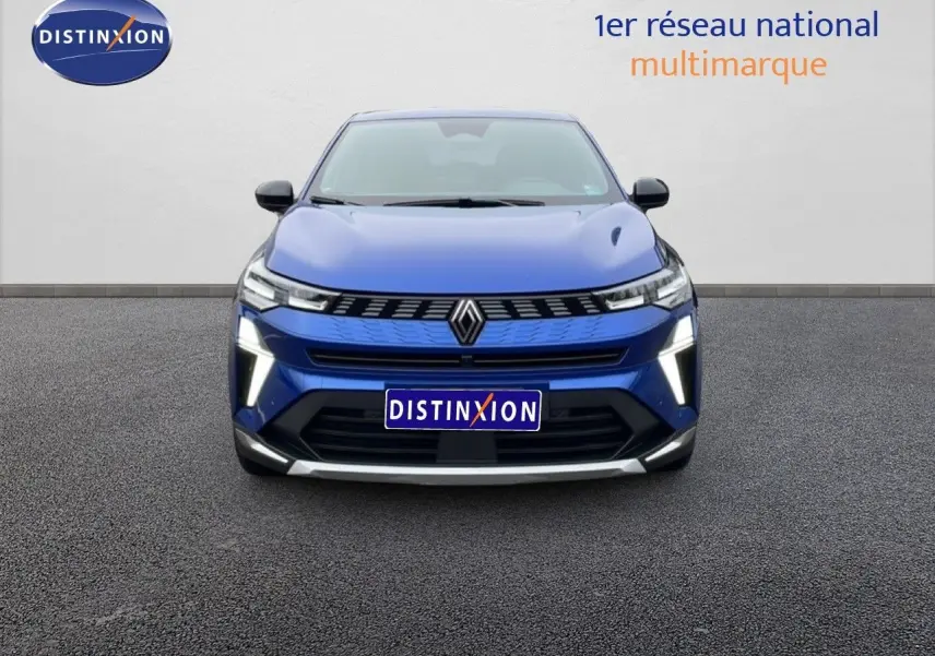 Vue frontale du Renault Symbioz E-Tech Full Hybrid 145ch Iconic en bleu Iron Metal avec éclairage LED distinctif allumé.