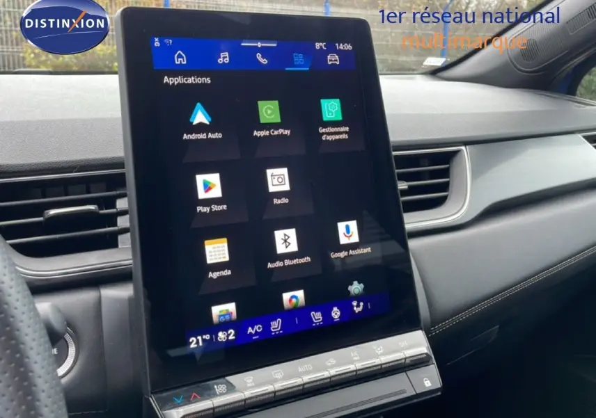 Vue intérieure du tableau de bord de la Renault Symbioz bleu iron metal, avec écran tactile central affichant les applications.