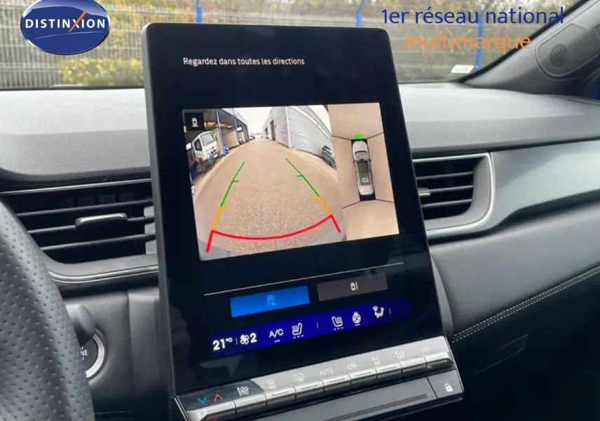 Écran central affichant la caméra de recul et la vue à 360° dans l’habitacle d’une Renault Symbioz bleu Iron Metal.