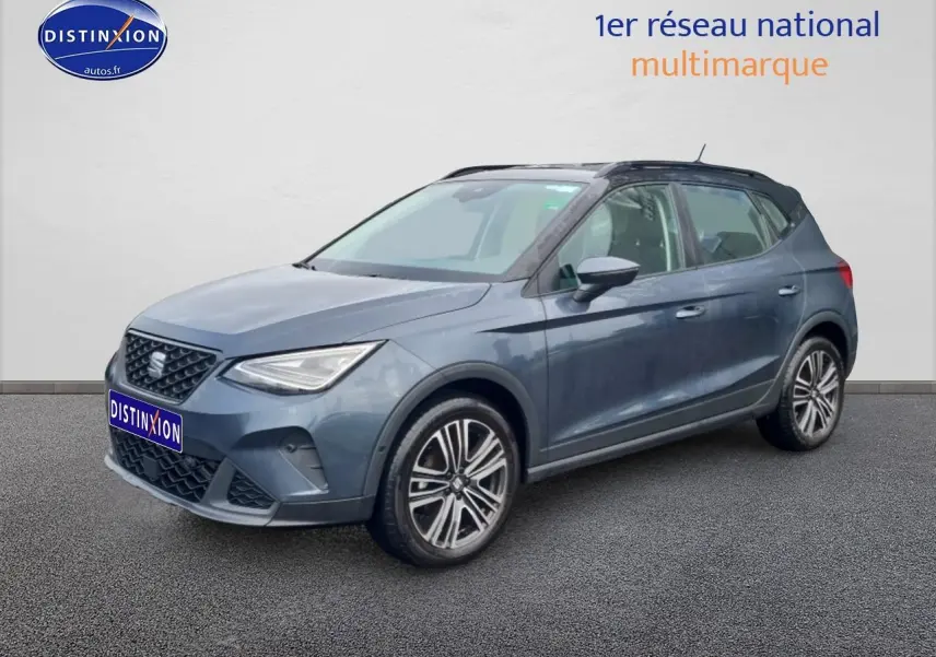 SEAT Arona gris magnétique en vue 3/4 avant droit, avec jantes 17 pouces et toit noir contrasté.