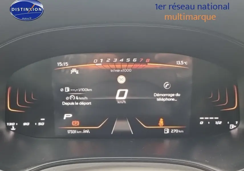 Affichage numérique du tableau de bord du SEAT Arona 2025, avec compte-tours et vitesse à 0 km/h, éclairage orange.