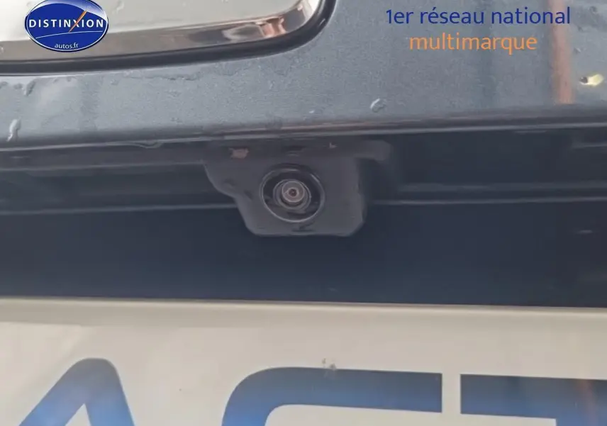 Gros plan sur la caméra de recul intégrée au hayon gris magnétique du SEAT Arona 2025.