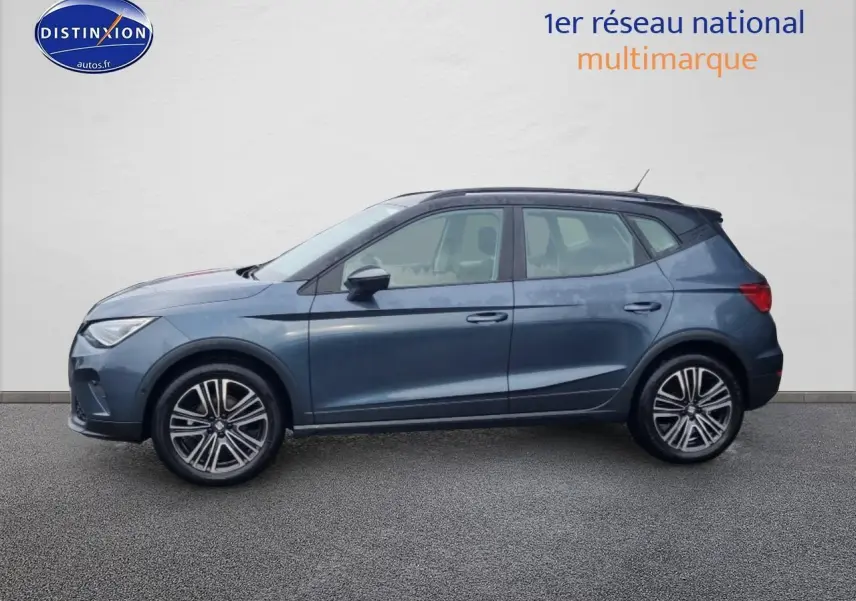 Vue de profil côté gauche d'un SEAT Arona gris magnétique avec jantes 17 pouces Urban Design sur fond neutre.