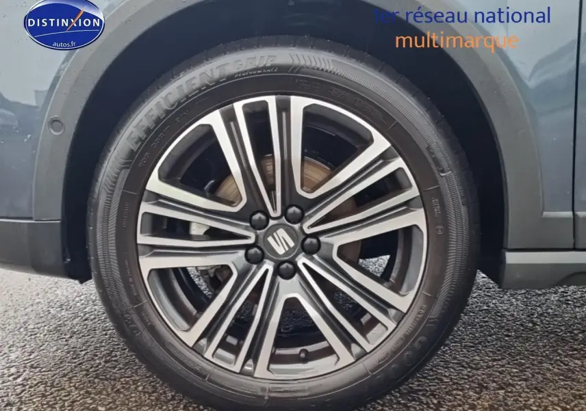 Gros plan sur la jante 17 pouces Urban Design gris et noir du SEAT Arona gris magnétique côté arrière.