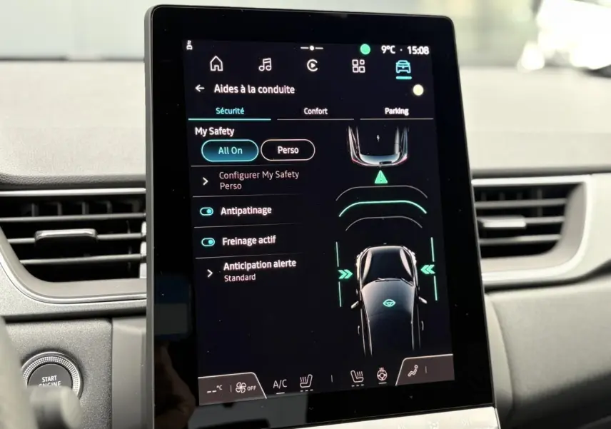 Gros plan sur l’écran tactile central du tableau de bord du Renault Captur 2025, affichant les aides à la conduite.