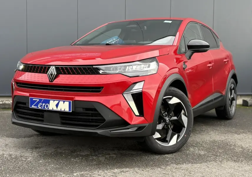 Renault Captur 2025 rouge flamme en 3/4 avant droit avec jantes aluminium noires et calandre moderne.
