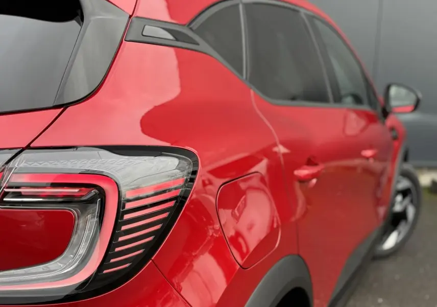 Vue 3/4 arrière droite du Renault Captur rouge Flamme avec feux arrière LED et jantes aluminium noires.