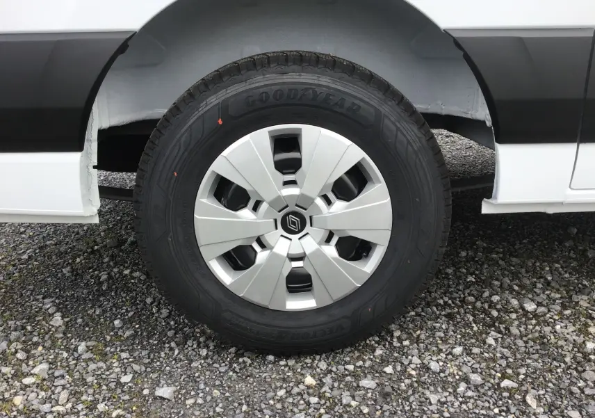 Gros plan sur la roue avant droite du Renault Master blanc, avec jante argentée et pneu Goodyear tous temps.