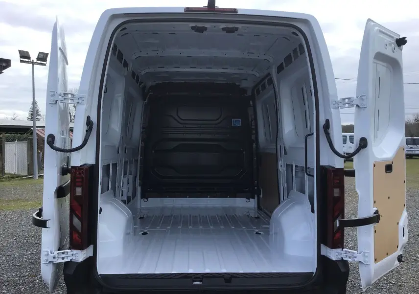 Vue arrière du Renault Master blanc 2025 avec portes ouvertes montrant la grande zone de chargement vide et spacieuse.