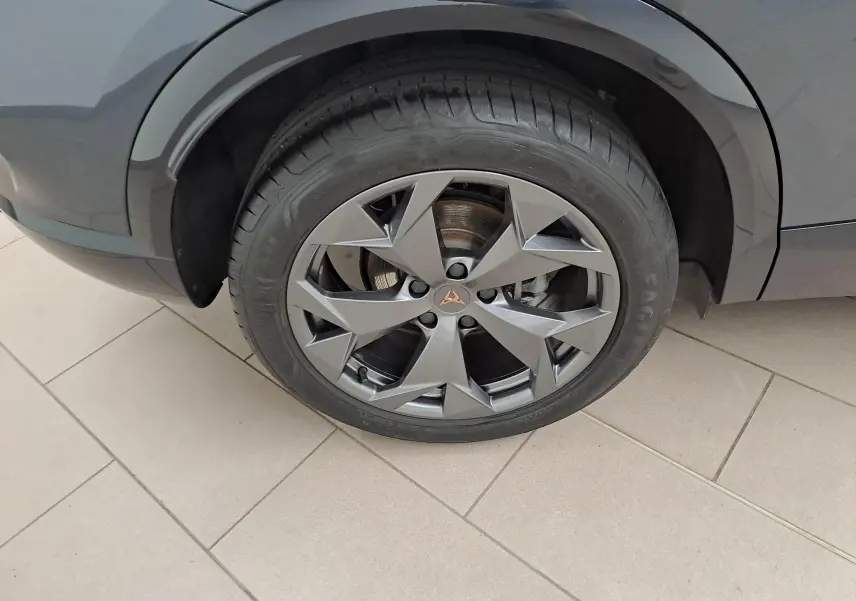 Gros plan sur la roue avant droite du CUPRA Formentor gris magnétique avec jante alliage 18'' Tempest au design anguleux.