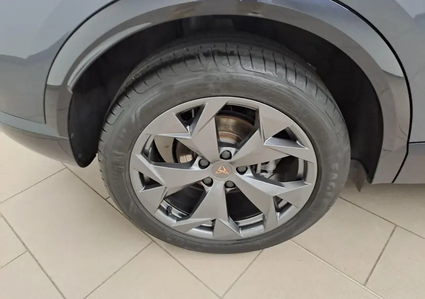 Gros plan sur la roue avant droite du CUPRA Formentor gris magnétique avec jante alliage 18'' Tempest.
