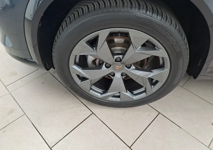 Gros plan sur la roue avant gauche du CUPRA Formentor gris magnétique avec jante alliage 18'' au design anguleux.