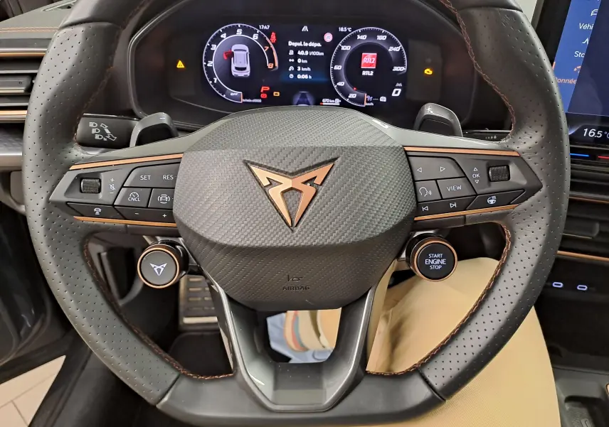 Vue rapprochée du volant cuir perforé et du tableau de bord numérique du CUPRA Formentor 1.5 eTSI 2025.