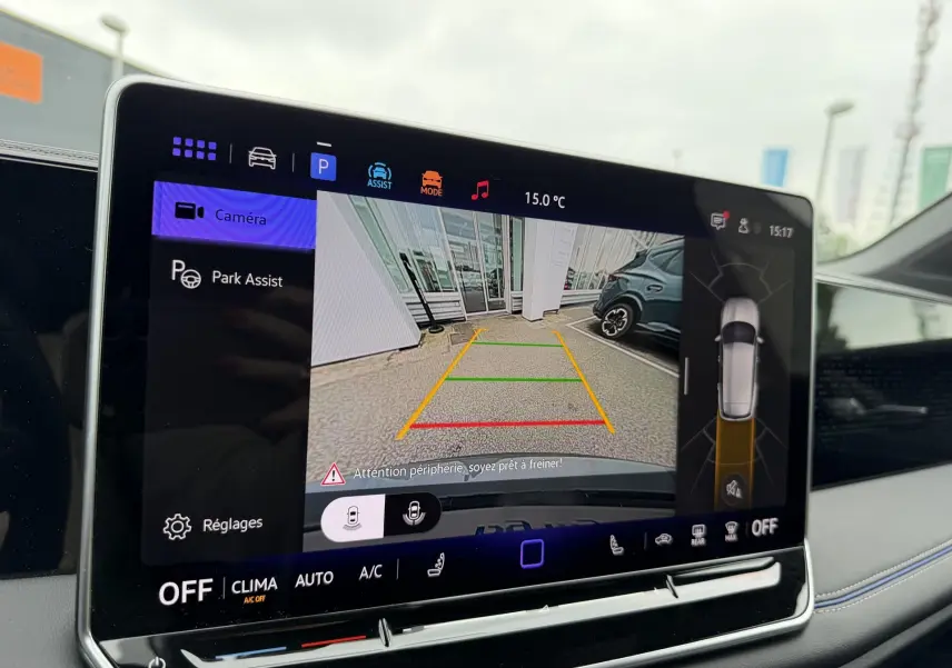 Écran tactile du système Park Assist affichant la caméra de recul et l’aide au stationnement du Volkswagen Tiguan gris.