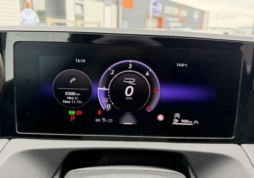 Affichage numérique du tableau de bord du Volkswagen Tiguan gris, montrant la vitesse à 0 km/h et le compte-tours.