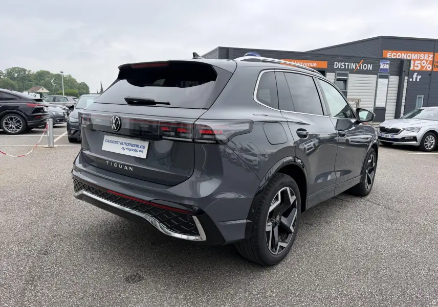 Vue 3/4 arrière droite du Volkswagen Tiguan gris métallisé avec jantes alliage 19 pouces et feux LED distinctifs.