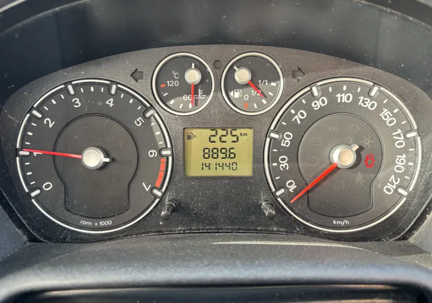 Tableau de bord de Ford Fusion 2009 en gros plan, affichant compte-tours, vitesse, température et jauge de carburant.