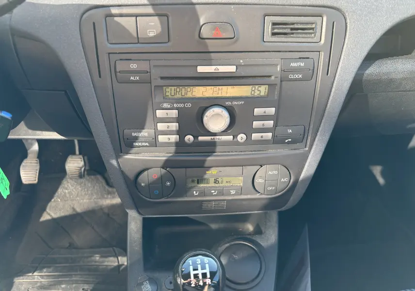 Vue rapprochée du tableau de bord et levier de vitesse manuel d'une Ford Fusion 2009, intérieur noir.