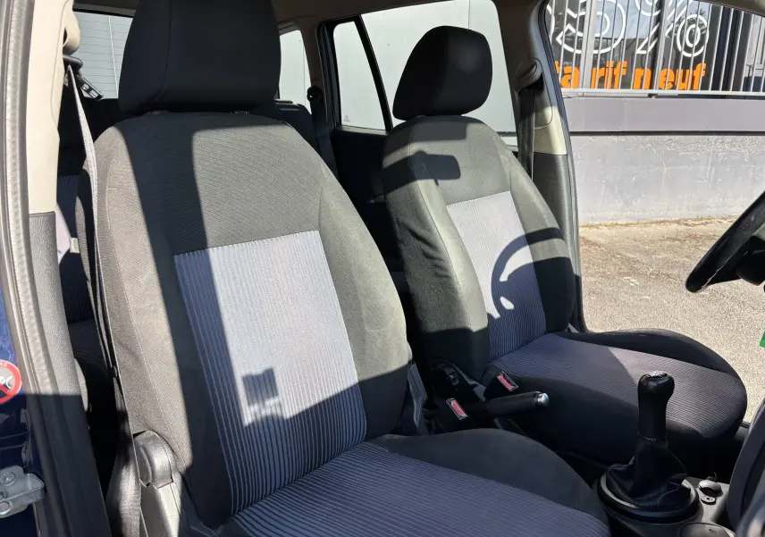 Intérieur avant de la Ford Fusion 2009 bleu, vue côté droit montrant les sièges tissu bicolore et levier de vitesse manuel.