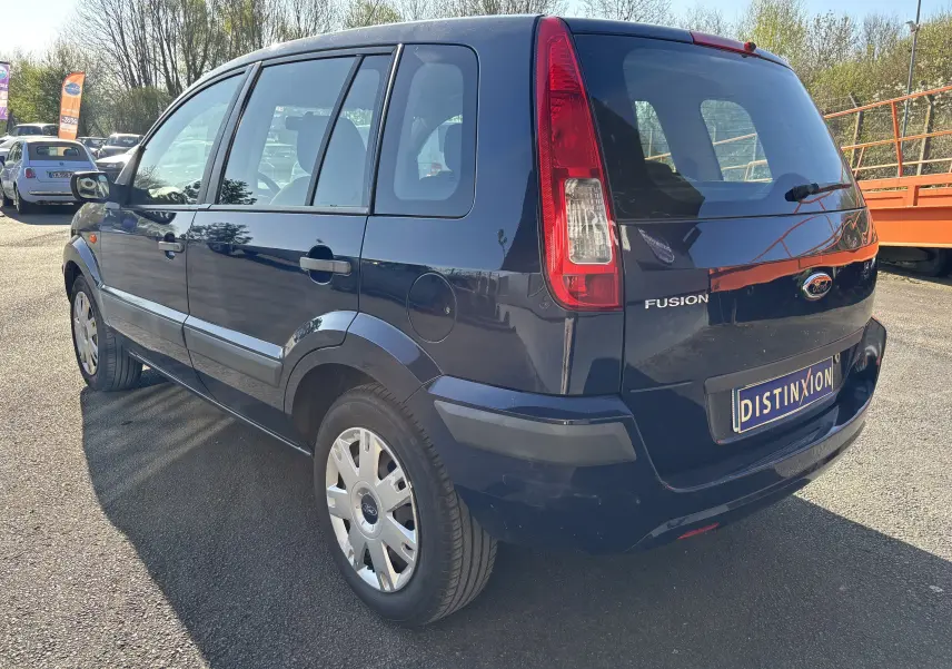 Vue 3/4 arrière droite d'une Ford Fusion bleue 2009 avec hayon et feux arrière verticaux distinctifs.