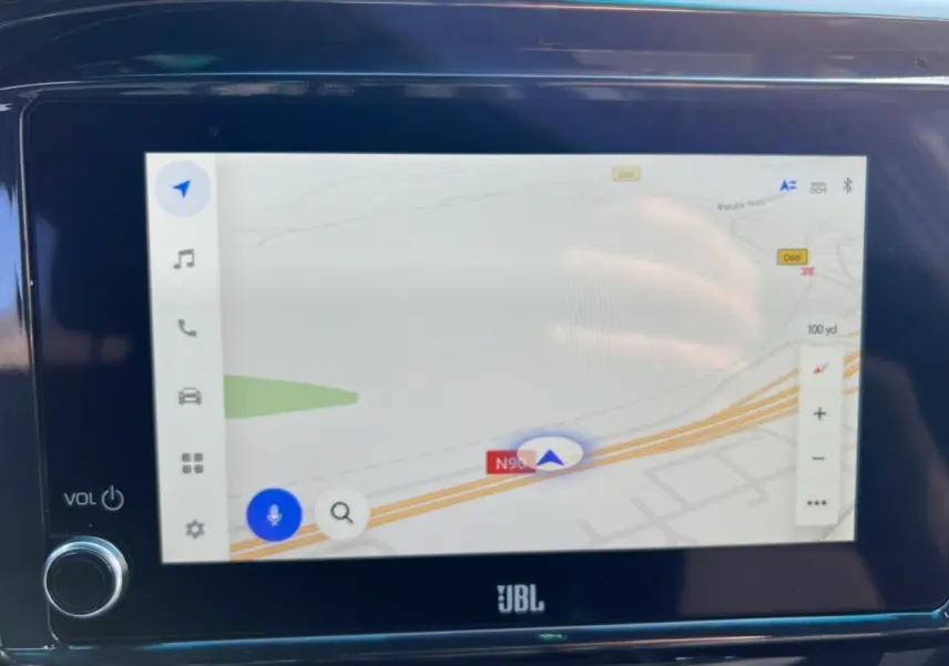 Écran tactile du système de navigation du Toyota Hilux 2025, finition Invincible, avec interface claire et commandes visibles.