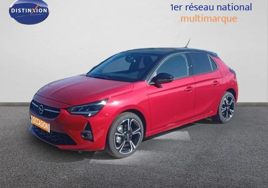 Opel Corsa rouge métallisé avec toit noir vue 3/4 avant droit, jantes alliage noires et phares LED allumés.