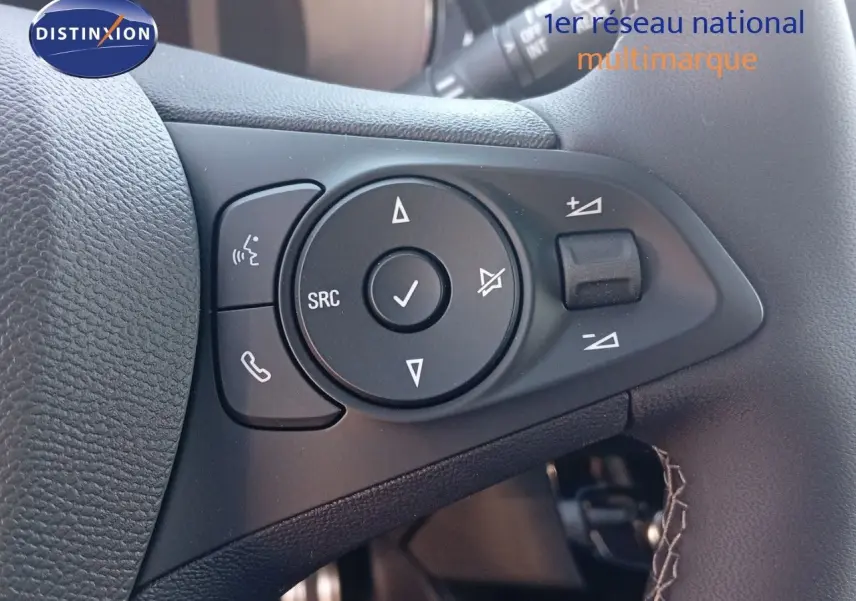 Détail des commandes au volant de la Opel Corsa 1.2 Turbo 2023, boutons de volume et appel sur cuir noir.