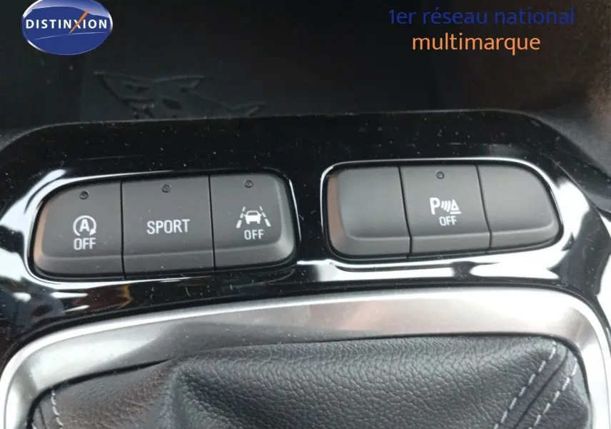 Gros plan sur les commandes de conduite et la sellerie noire de l’Opel Corsa 1.2 Turbo 2023.
