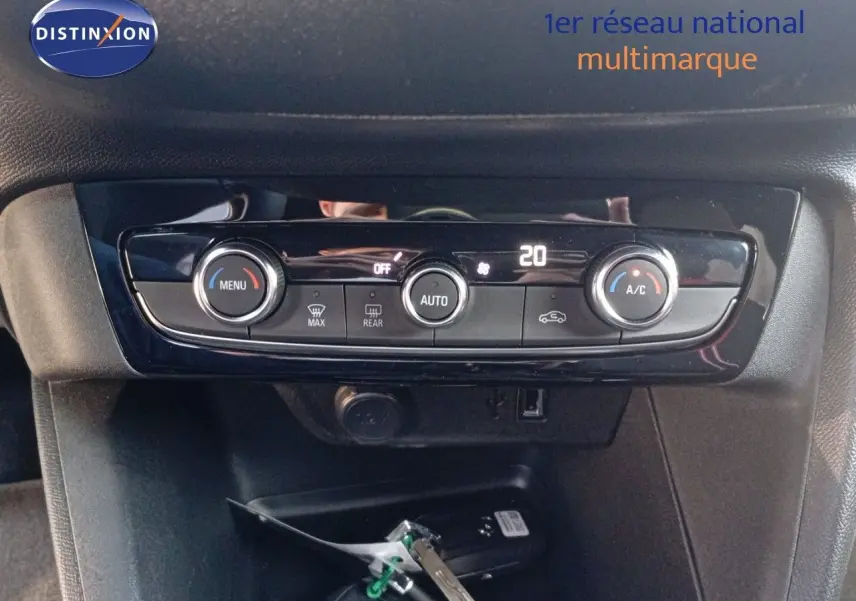 Tableau de bord de l’Opel Corsa 1.2 Turbo 2023 avec commandes climatisation digitale affichant 20°C.