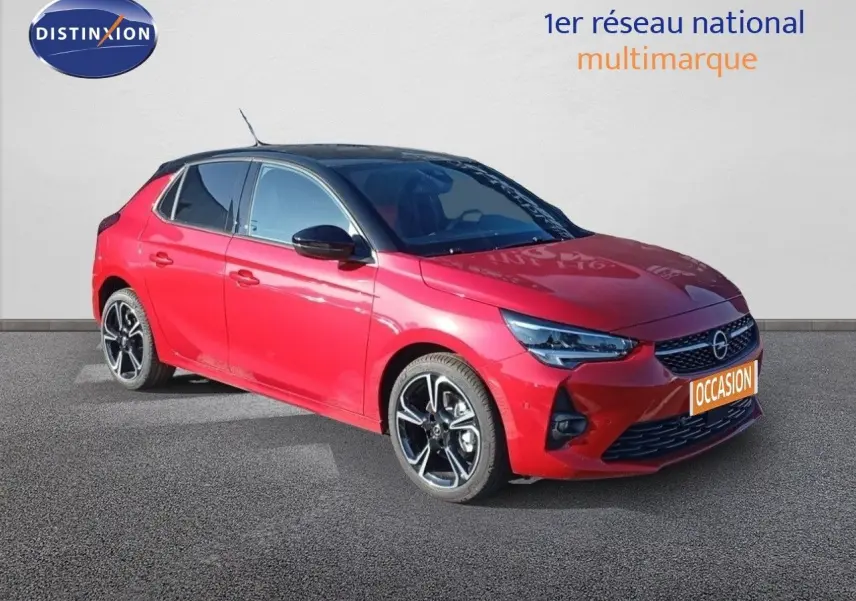 Opel Corsa rouge métal avec toit noir vue 3/4 avant droit, jantes alliage et calandre distinctive