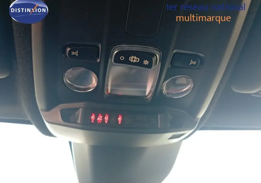 Vue en gros plan du plafonnier intérieur de l'Opel Corsa 2023 avec commandes d'éclairage et voyants rouges allumés.