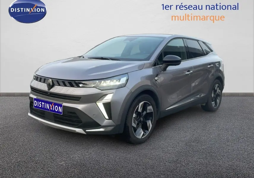 Renault Symbioz E-Tech hybride gris cassiopée métal vu en 3/4 avant droit avec calandre et jantes distinctives.