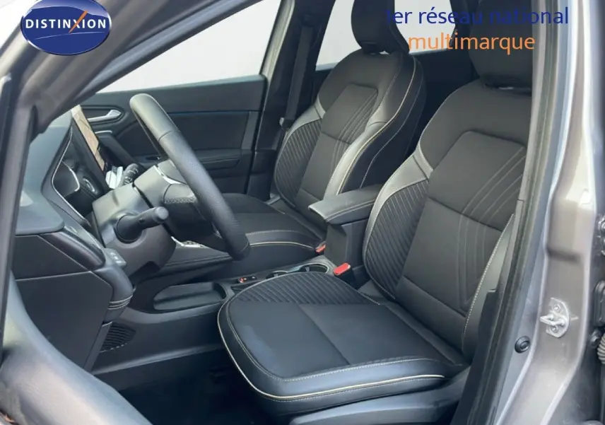 Vue intérieure côté conducteur de la Renault Symbioz gris cassiopée, sièges tissu noir avec surpiqûres claires.